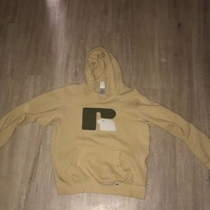 Hoodie RUSELL Athletics (says large but it’s shrunk to medium)